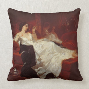 Coussin Femme sur un sofa rouge
