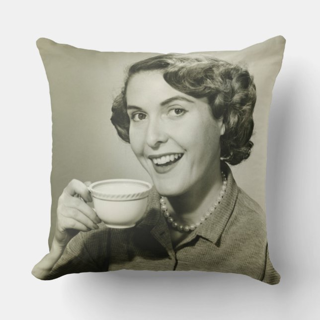 Coussin Femme tenant des tasses (Recto)