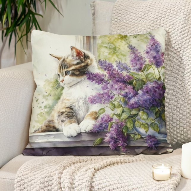 Coussin Fenêtre Fleurs de lavande de chats Kitten Lumière  (Pillow with the watercolor painting of a cat and a vase of lavender flowers. )