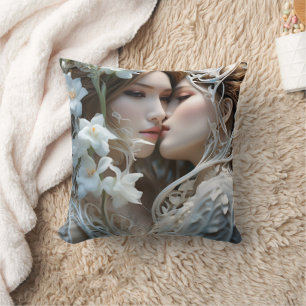 Coussin Fermer Embrace de deux femmes parmi les fleurs
