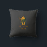 Coussin Ferocious Golden Panther<br><div class="desc">Unleash your inner predator with this bold "Let's Go Hunt" panther design. Featuring a striking golden-orange wild cat in a fierce prowl,  this graphic combines vintage mascot aesthetics with modern streetwear style. Perfect for sports fans,  outdoor adventurers,  or anyone who moves with confidence and power.</div>