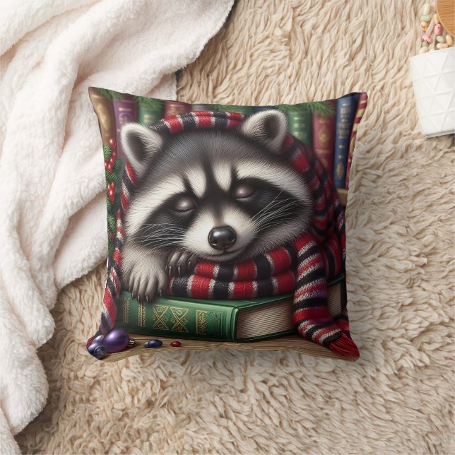 Coussin Festive Raccoon dormir sur les livres (Couverture)