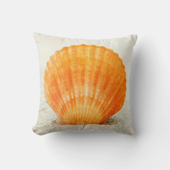 Coussin Feston Shell orange se tenant droit en sable (Recto)
