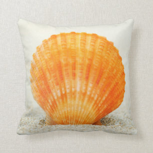 Coussin Feston Shell orange se tenant droit en sable