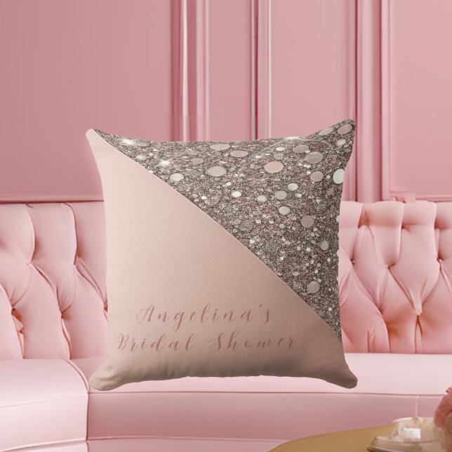 Coussin Fête de mariage élégante en or rose (Glam rose gold throw pillow adds a luxe touch to bridal lounges and suite decor.)