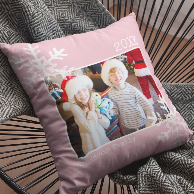 Coussin Fête de Noël Photo Flèches de neige rose (Rustic snowflake family holiday keepsake photo pillow perfect for decorate your home.)