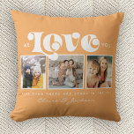 Coussin Fête des mères Nous t'aimons Maman Famille Photo C<br><div class="desc">Nous vous aimons,  Maman : Pour la meilleure Maman Jamais dans votre vie un collage photo de famille instagram moderne et tendance jetez un oreiller avec typographie script moderne et votre nom personnel et message sur le jaune de tournesol de miel riche.</div>