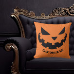 Coussin Fête d'Halloween Orange Personnalisé Jack-o'-lante<br><div class="desc">Ce coussin d'Halloween orange éffrayant est doté d'un Jack-o'-lantern cool souriant et de votre propre texte personnalisé. Décor sur mesure,  mignon et effrayant.</div>