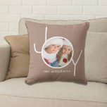Coussin Fêtes de Noël Photo Personnalisée<br><div class="desc">Cet élégant Coussin photo de Noël est décoré avec le mot JOY dans la typographie blanche moderne sur un arrière - plan beige taupe. Facilement personnalisable avec votre photo et votre nom.</div>