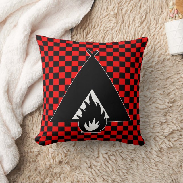 Coussin Feu de camp et tente sur damier rouge et noir (Couverture)
