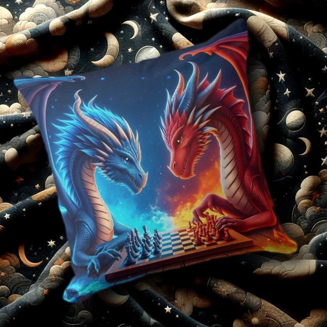 Coussin Feu d'Imaginaire et dragons de glace jouant aux éc (Fire and Ice Dragon Chessmasters Throw Pillow Cover Photo)