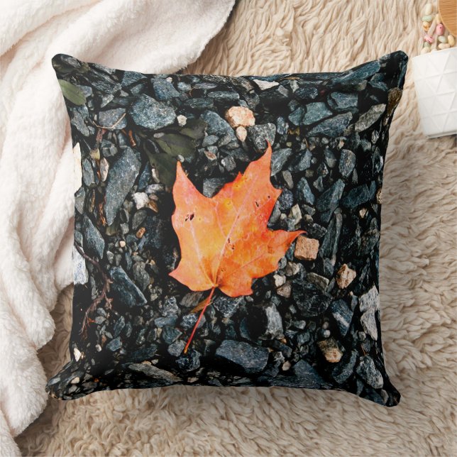 Coussin Feuille orange sur rochers noirs (Couverture)