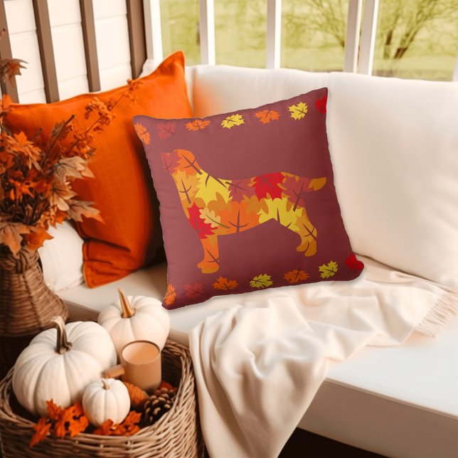 Coussin Feuilles automnales Labrador Retriever Silhouette  (Autumn Leaves Labrador Silhouette Pillow in burgundy.  Gift Idea for Dog Moms and Labrador Moms.)