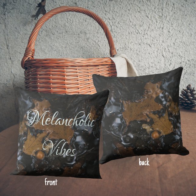 Coussin Feuilles de chêne et glands dans les eaux sombres (Créateur téléchargé)