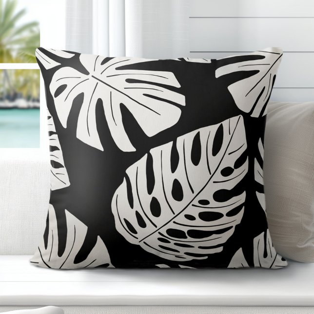 Coussin Feuilles de Monstera de Palme Noir Tropical (Discover Gorgeous Coastal Throw Pillows by Totally Coast)