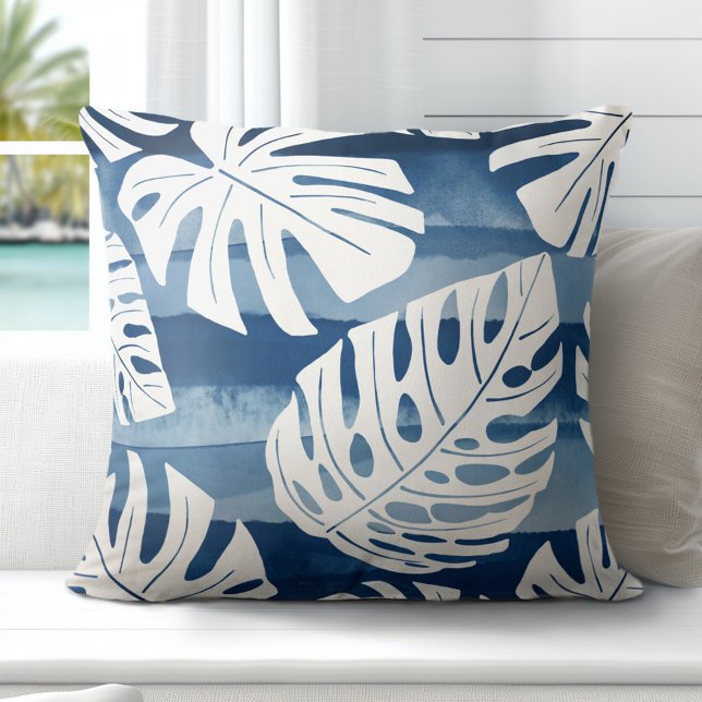 Coussin Feuilles de palme bleu moderne Tropical (Elevate Your Décor: Discover our Elegant Coastal Throw Pillows in Blue & White)