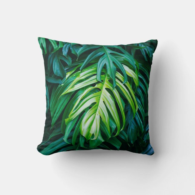 Coussin Feuilles verts tropicaux sur arrière - plan sombre (Recto)