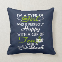 Fille avec une tasse de thé et d'un livre