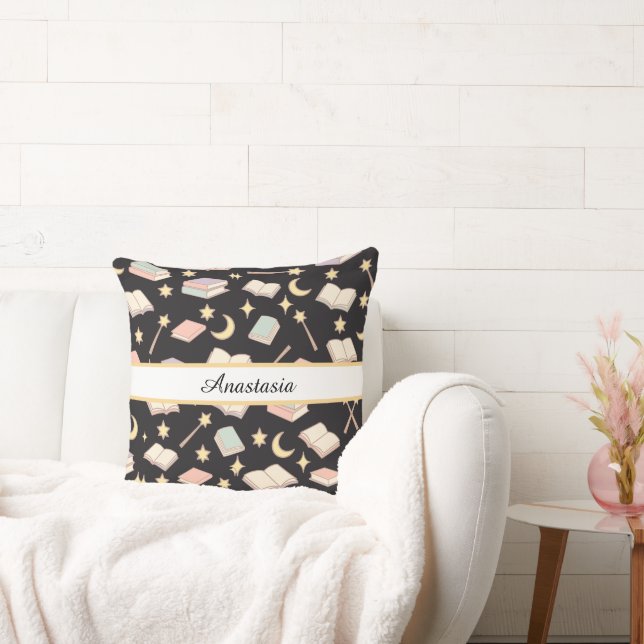 Coussin Fille livresque personnalisée Magic Nom sombre (Canapé)