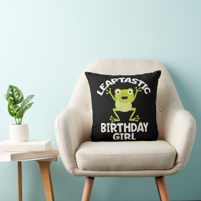 Coussin Fille née un 29 février, drôle de jeu de mots sur  (Chaise)