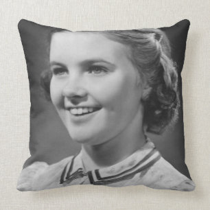 Coussin Fille posant dans le studio