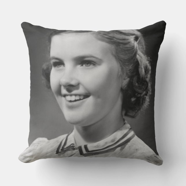 Coussin Fille posant dans le studio (Recto)