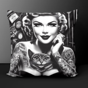Coussin Fille tatouée alternative old school