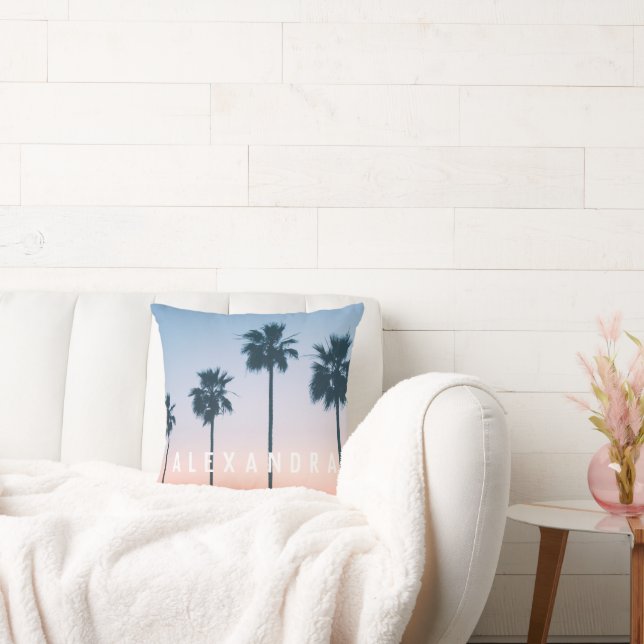 Coussin Fille tropicale Pink Blue Palm Tree Sunset Nom (Canapé)