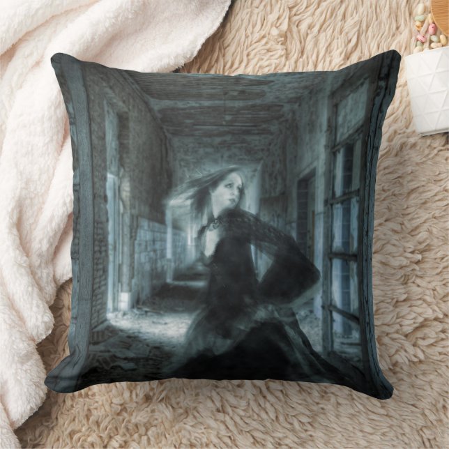 Coussin Fille victorienne effrayée Ghost Courir dans le co (Couverture)