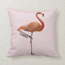 coussin flamant rose sur fond rose poudré