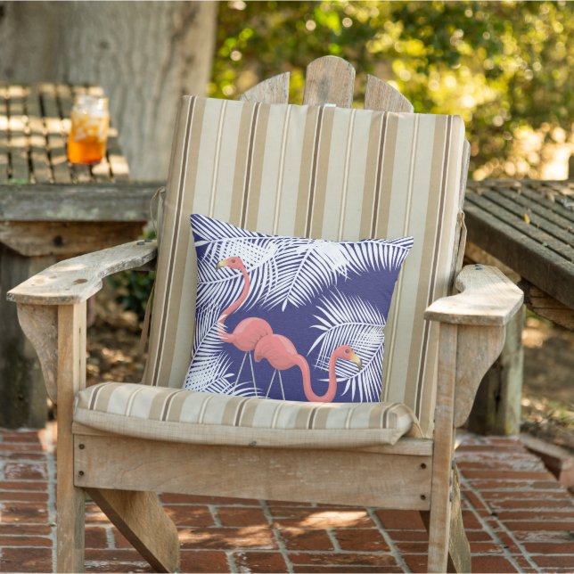 Coussin Flamants roses roses sur  bleu marine et Feuilles  (Chaise)