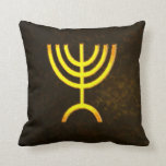 Coussin Flamme de Menorah<br><div class="desc">Un rendu numérique de la menorah juive à sept branches (hébreu : מְ וֹ נ רָ ‎). La menorah à sept branches, utilisée dans le sanctuaire portatif mis en place par Moïse dans le désert et plus tard dans le Temple de Jérusalem, est un symbole du judaïsme depuis des temps...</div>