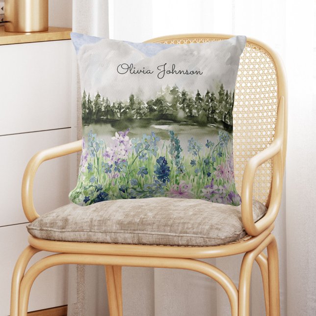 Coussin Fleur de pré à l'aquarelle bleue et violette monog (In situ on chair)