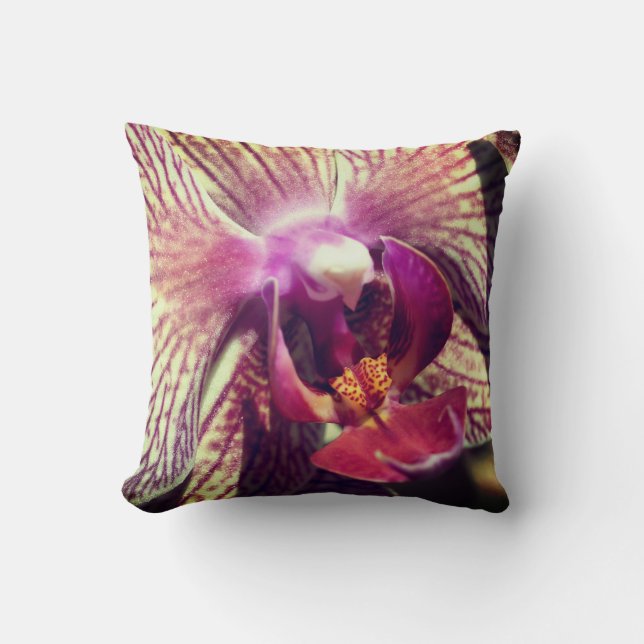 Coussin Fleur d'orchidée violette rayée près vers le haut (Recto)