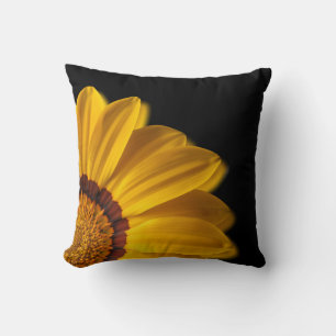 Coussin Fleur jaune sur arrière - plan noir