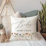 Coussin Fleur sauvage coloré avec nom de bébé<br><div class="desc">Ce fleur sauvage coloré avec coussin de jetée de nom bébé est parfait pour votre baby shower d'été simple, lunatique et boho arc-en-ciel. Les fleurs aux couleurs vives, rose, jaune, orange et or donnent à ce produit l'impression d'un jardin de printemps hippie vintage, élégant et minimaliste. Le design moderne est...</div>