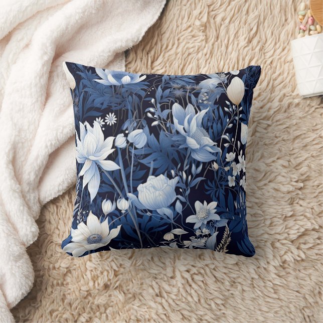 Coussin Fleurs blanches et bleu poussiéreux sur fond bleu  (Couverture)