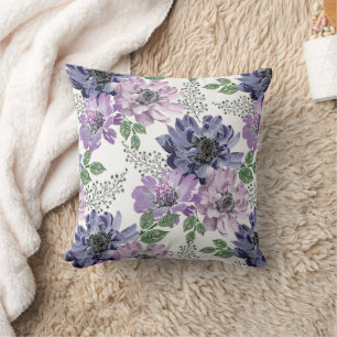 Coussin Fleurs bleues et lilas sur fond blanc.