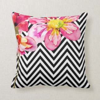 Coussin Fleurs d'aquarelle florale Chevron | noir & blanc