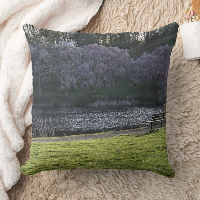 Coussin Fleurs d'arbre roses Banc de siège à l'étang 20x20 (Couverture)