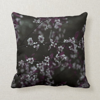 Coussin Fleurs de cerisiers sur Plum foncé