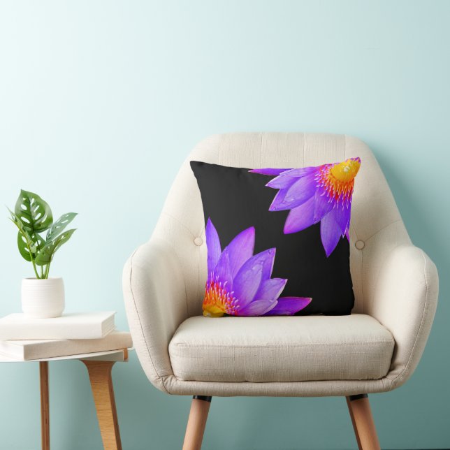 Coussin Fleurs de lotus violettes sur fond noir (Chaise)