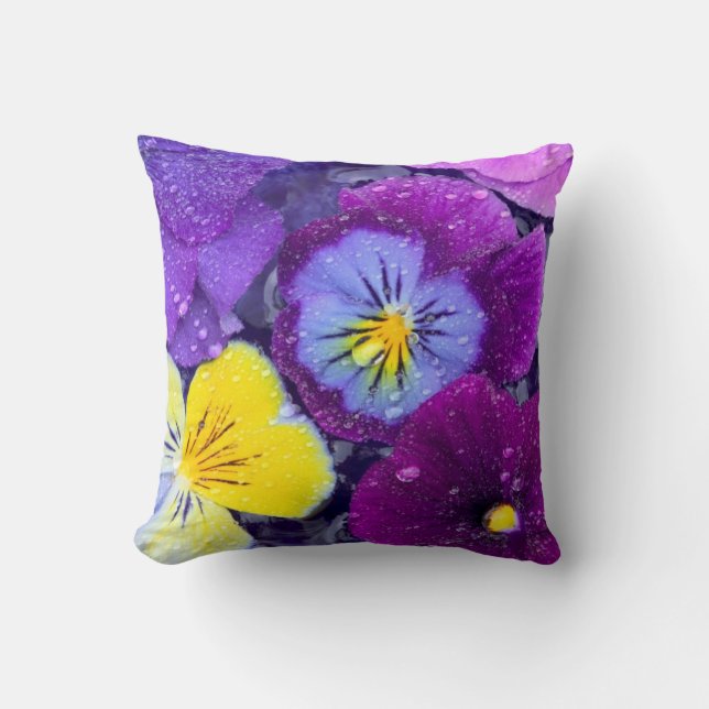 Coussin Fleurs de pensée flottant dans un bain d'oiseau av (Recto)