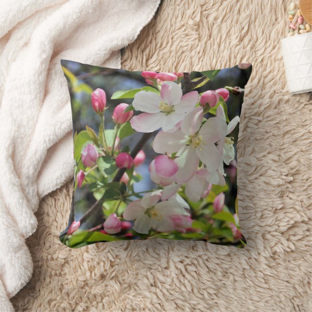 Coussin Fleurs de pommier sauvage de début de printemps 3  (Couverture)