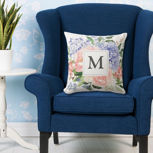 Coussin Fleurs de printemps bleu rose aquarelle monogrammé (Créateur téléchargé)
