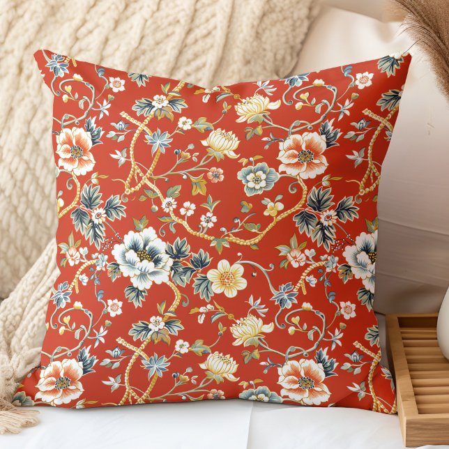 Coussin Fleurs de printemps rouge et jaune Motif de la Chi (Red and Yelllow Spring Flowers Chinoiserie Pattern Throw Pillow in a neutral boho bedroom.)