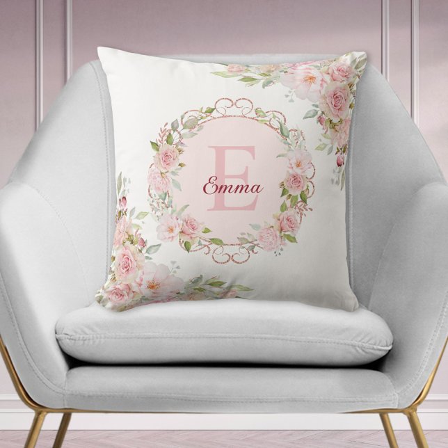 Coussin Fleurs de rose rose poudré en aquarelle à monogram (In situ 1)