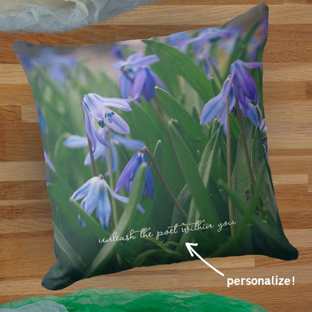 Coussin Fleurs de scilla bleue dans le jardin de printemps (Créateur téléchargé)