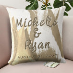 Coussin Fleurs de tulipes d'or Mariage floral Keepsaké<br><div class="desc">Fleurs de tulipes d'or Mariage Floral Keepsaké Jetez Oreiller. Coussin personnalisé avec nom de mariée et de mariée et mariage date sur un arrière - plan tulipe abstrait doré. C'est un grand cadeau pour les jeunes mariés. Un accessoire moderne et élégant pour vous ou votre famille et vos amis.</div>