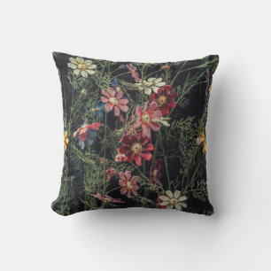 Coussin Fleurs diverses sur l'arrière - plan en bois noir.
